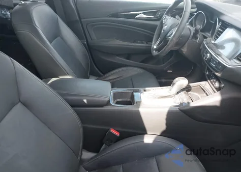 2018 Buick Regal Sportback Essence z USA, uszkodzony, nr VIN W04GR6SX6J1143509